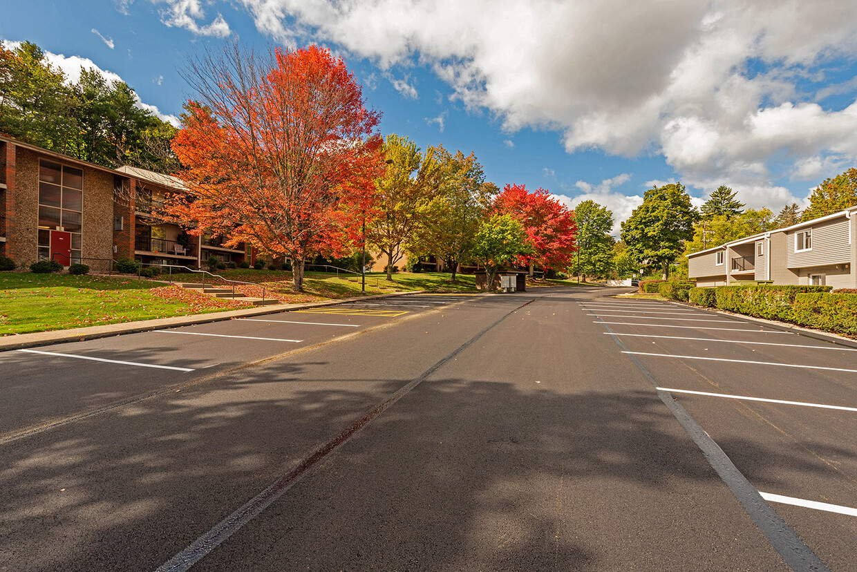 | de estacionamiento para auto - Durham Court Apartments Buildings A, B & C