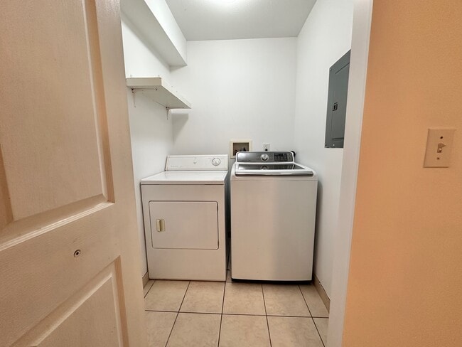 Building Photo - 1613 Salal Cres