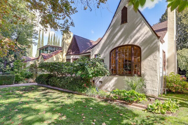 Foto del edificio - 2627 Land Park Dr