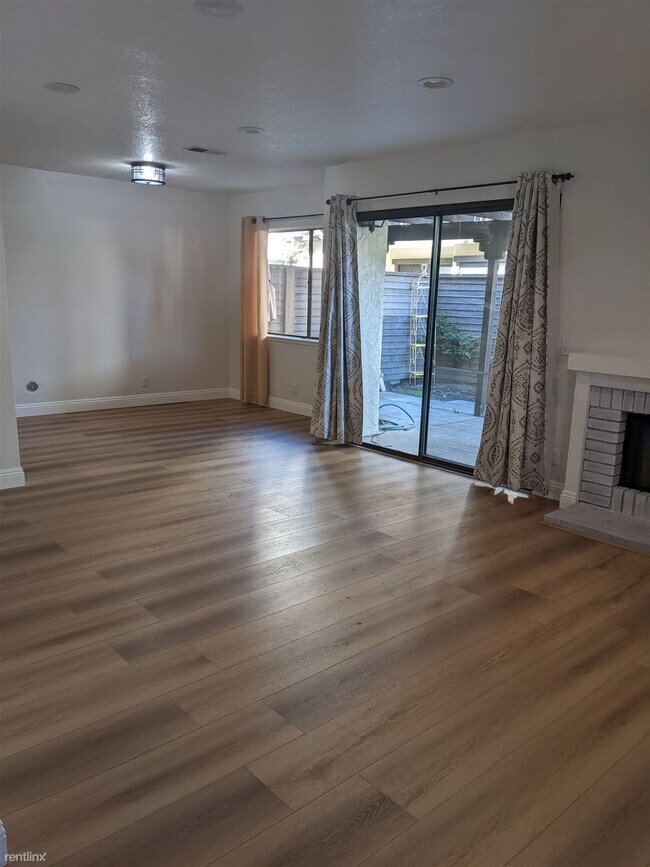 Building Photo - 2 br, 2.5 bath Townhome - 1186 Strawberry ...