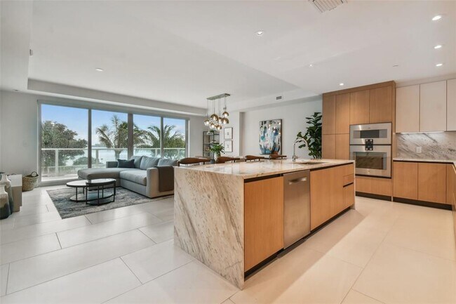 Foto del edificio - 1020 Sunset Point Rd