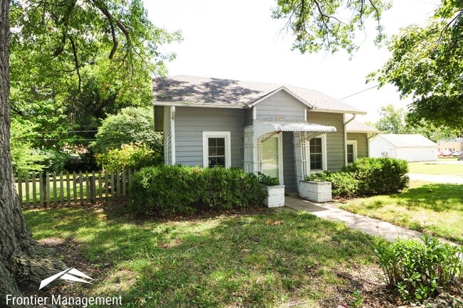 Building Photo - Adorable Single Family Home!