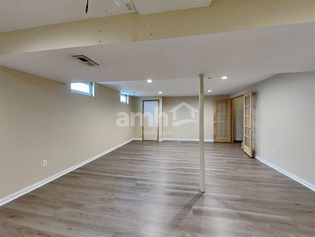 Building Photo - 555 Allis Pl E