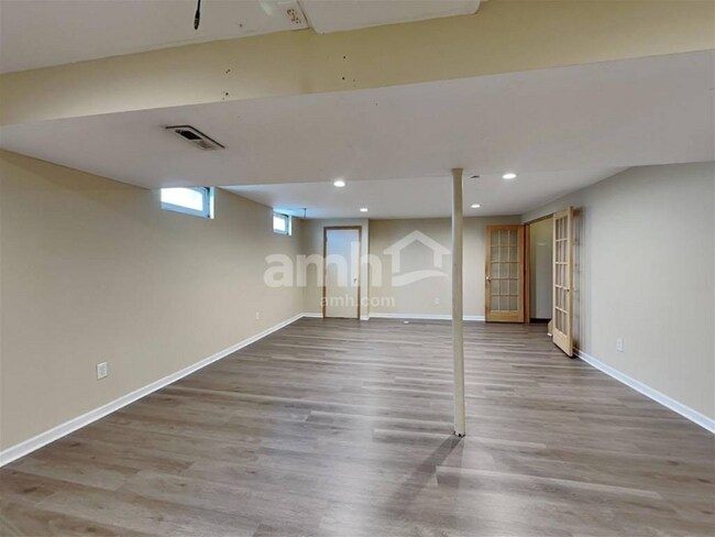 Foto del edificio - 555 Allis Pl E