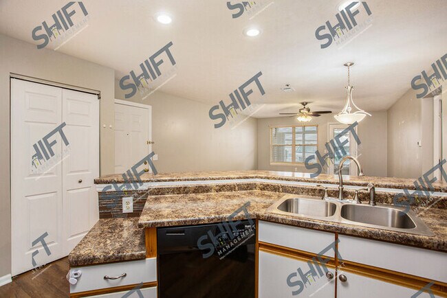 Foto del edificio - 3065 Poplar Creek - Updated Condo