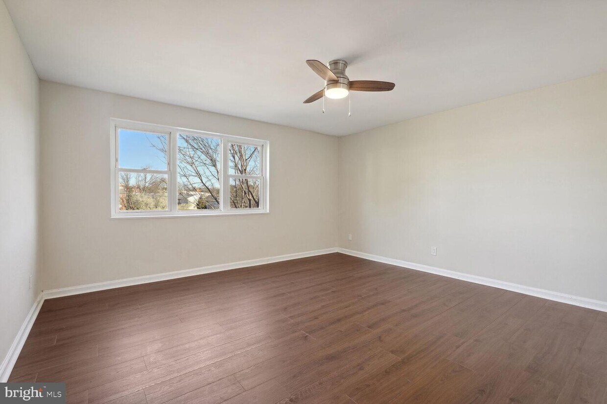 6190 Greenwood Dr Unit 201, Falls Church, VA 22044 Room for Rent in