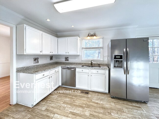 Photo - Beautiful 4-Bedroom Home with Modern Comforts / Pet-Friendly / Vouchers Accepted / Available Now!