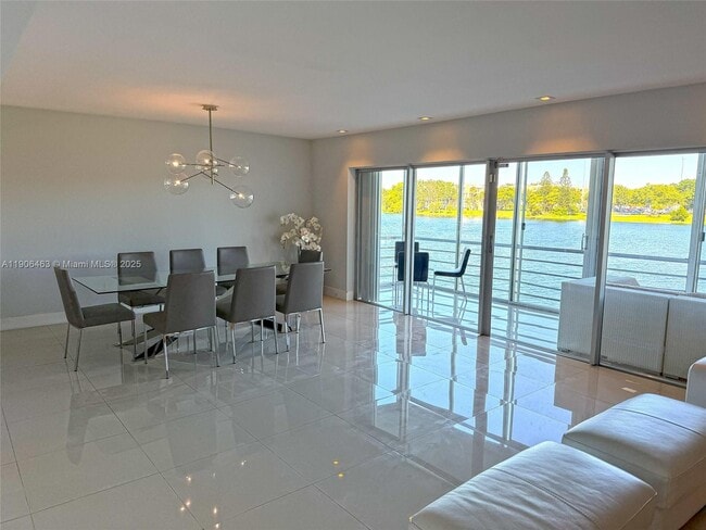 Foto del edificio - 879 NE 195th St