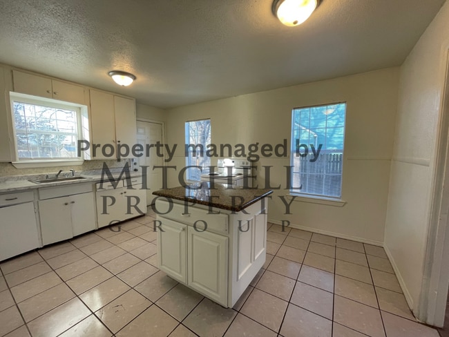 Building Photo - Wolflin~ 2 bedroom 1 bath!