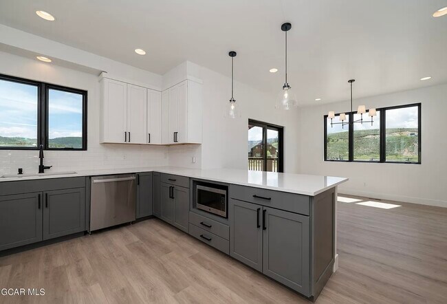 Foto del edificio - 2101 N Lupine Ln