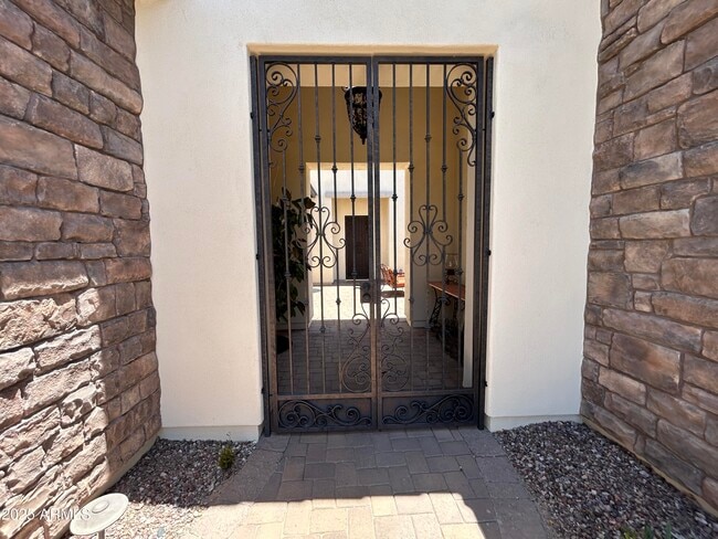 Building Photo - 5415 E Hallihan Dr