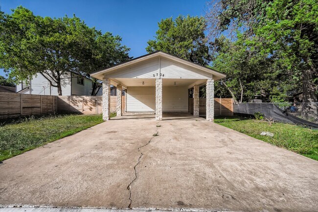 Foto del edificio - 2704 Wheless Ln