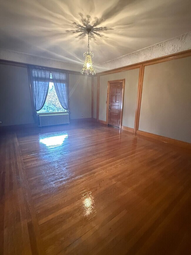 Building Photo - 2101 W 1st Ave