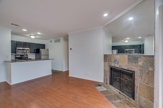 Foto del edificio - 8888 Tallwood Dr