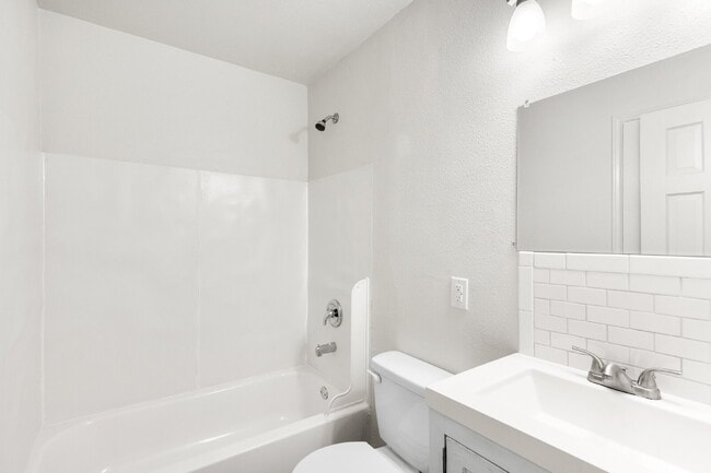 Foto del edificio - Private landlord/Section 8 accepted! Charming 3-Bedroom 1-bathroom home with large corner lot!