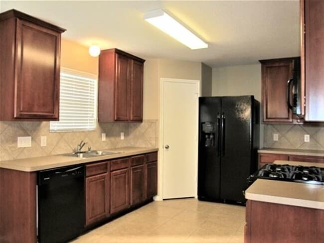 Building Photo - 21655 Falvel Lake Dr