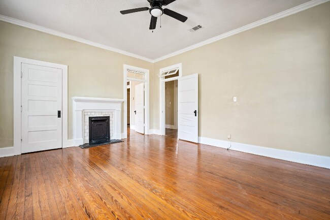 Foto del edificio - 1153 Caroline Ave