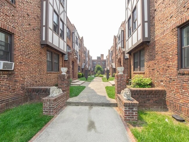 Photo - 606 W Maple Ave Apartment