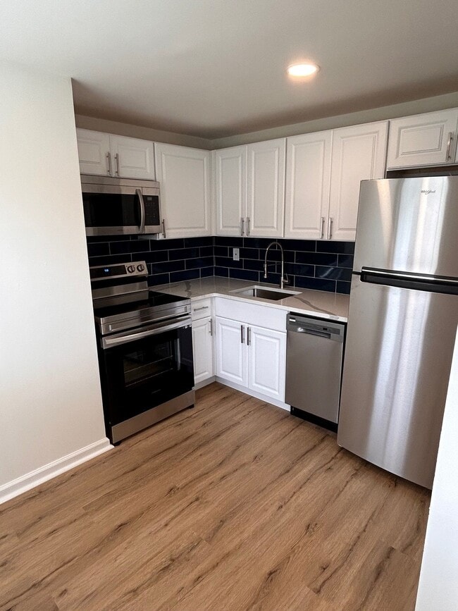 Kitchen-Renovated (2BD-Bradford 800SF) - New Orleans Park Apartments