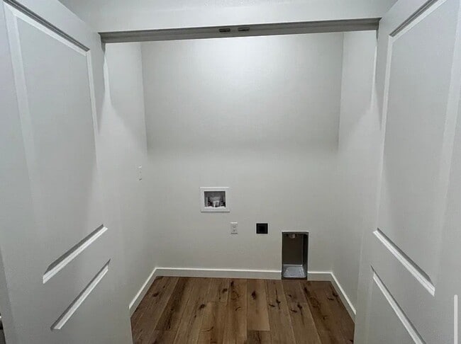Building Photo - 1404 Windsor Dr