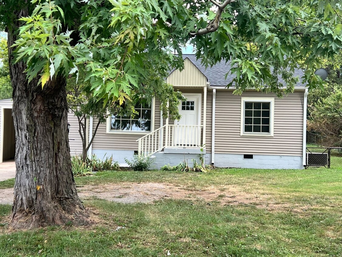 Cozy 2 Bedroom/ 1 Bath Cottage in West Nas... - Cozy 2 Bedroom/ 1 Bath Cottage in West Nas...