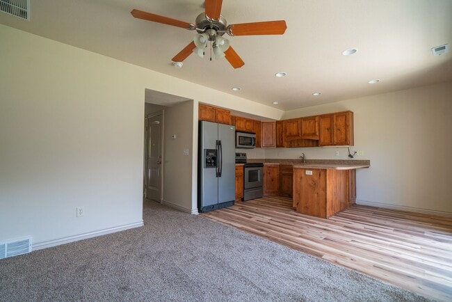 Building Photo - Modern 3 Bed, 2.5 Bath Townhouse - Excelle...