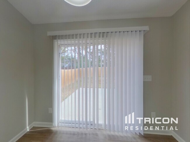 Foto del edificio - 220 Crimson Oak Dr
