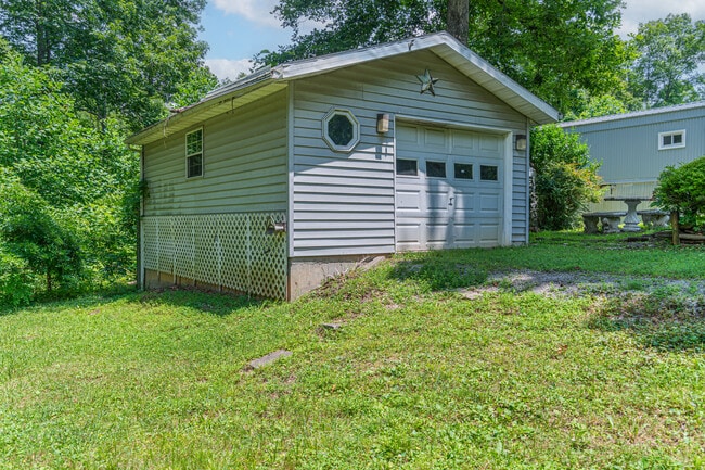 Building Photo - 220 Lakeshore Dr