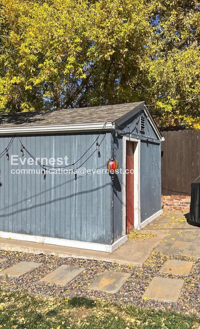 Foto del edificio - 3 Bed, 1 Bath Home with Fenced Yard / Available Soon!