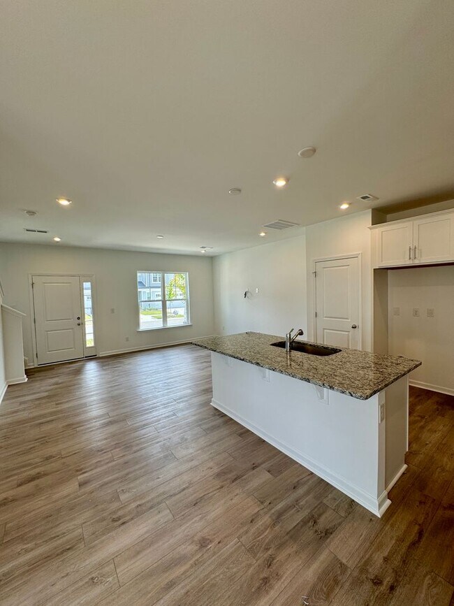 Foto del edificio - Brand New Townhome in Pringle Town