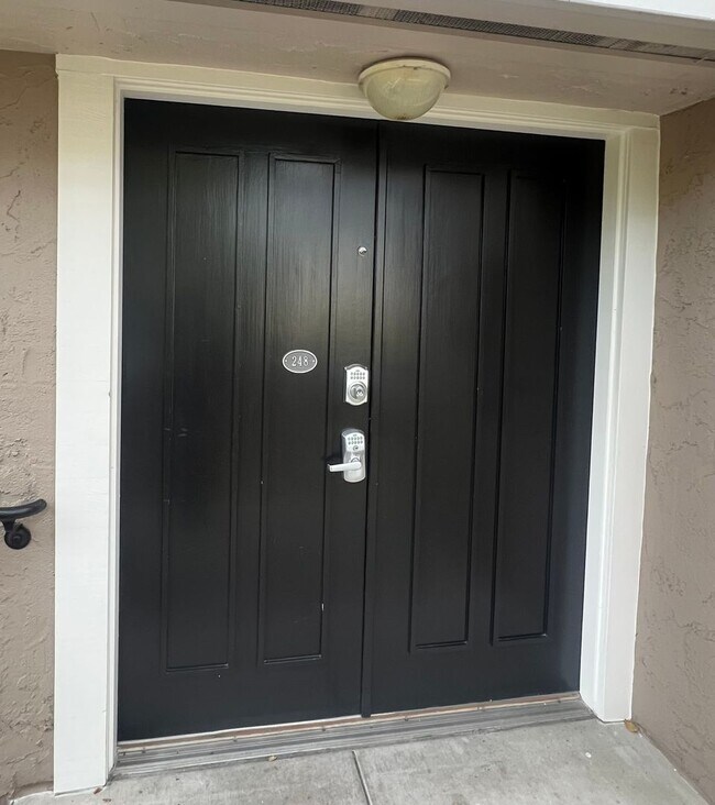 Building Photo - Elegant Remodeled 3BR Condominium in Sharo...
