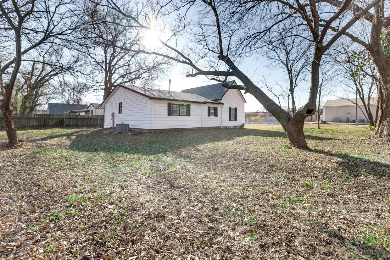 Primary Photo - 628 N Main St