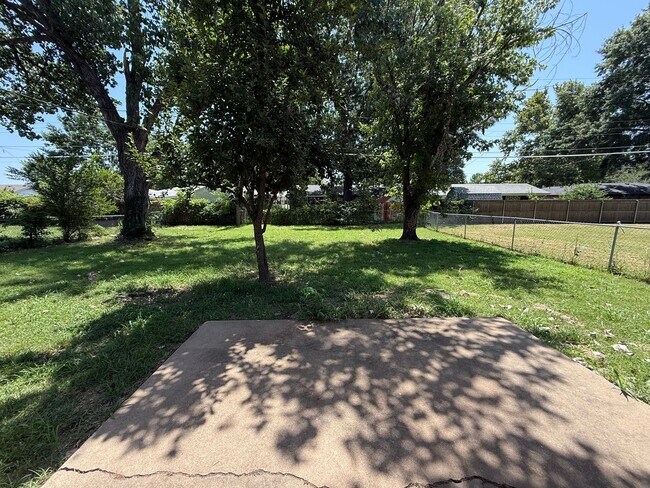 Foto del edificio - 3 Bd 1.5 Ba beautiful trees great backyard!!!