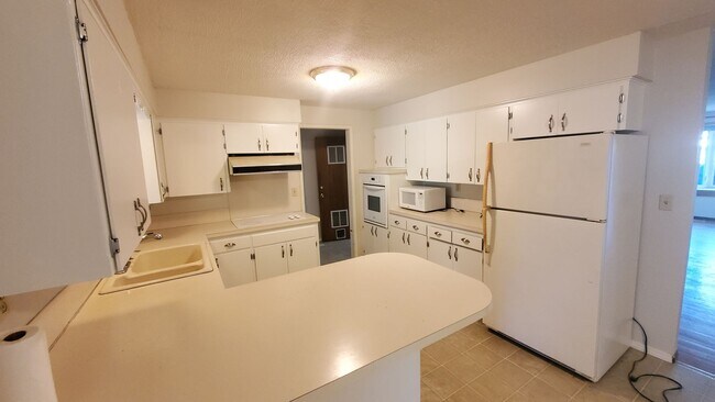 Building Photo - Large 4 bedroom Rambler House in Central E...