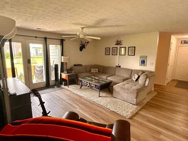 Foto del edificio - 3129 Crestmont Ln