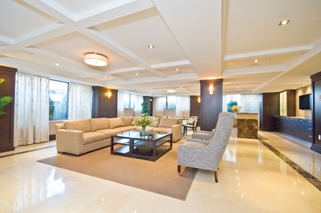 Foto del edificio - 6405 Yellowstone Blvd