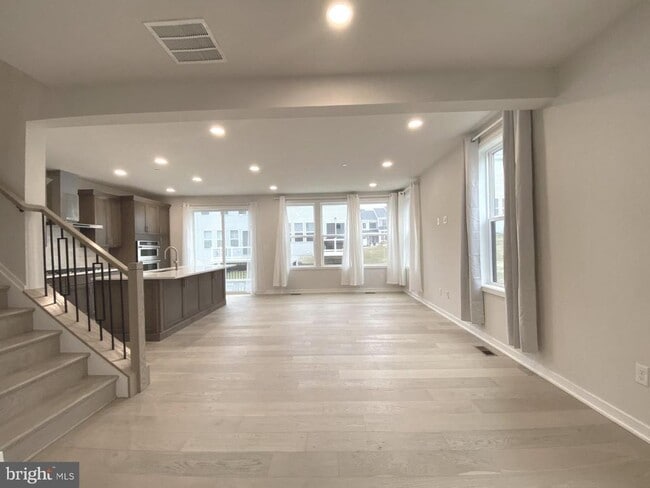 Foto del edificio - 72 Alroy Rd