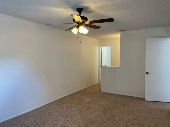 Foto del edificio - Charming 3 Bedroom/ 2.5 Bath Town Home for...