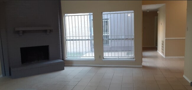 Foto del edificio - 8223 Furlong Ln