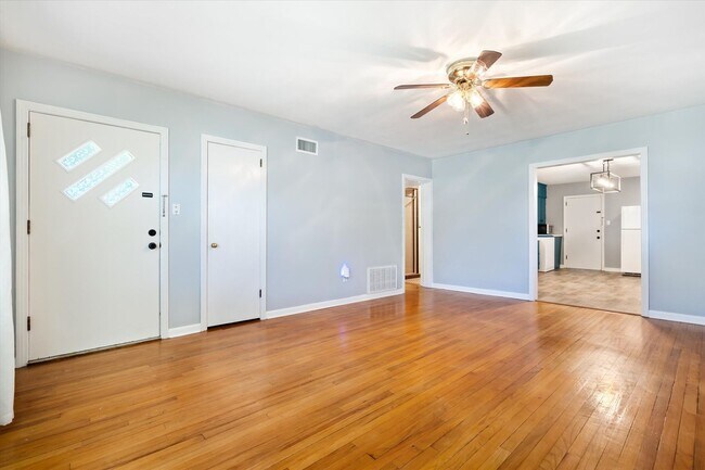 Foto del edificio - MOVE IN READY!