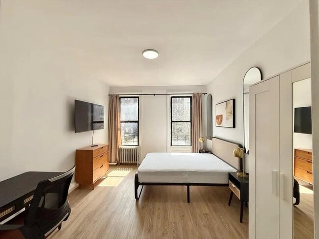 Building Photo - Furnished room/NOT APARTMENT