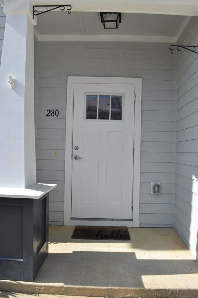 Building Photo - Available June 1 Three Bedroom Townhouse a...