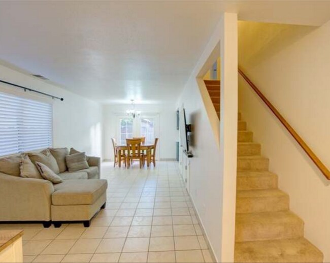 Building Photo - 1428 Vine Cir