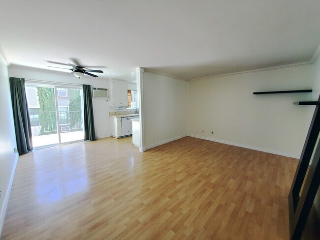 Living Room/Dining Area - 972 Larrabee St