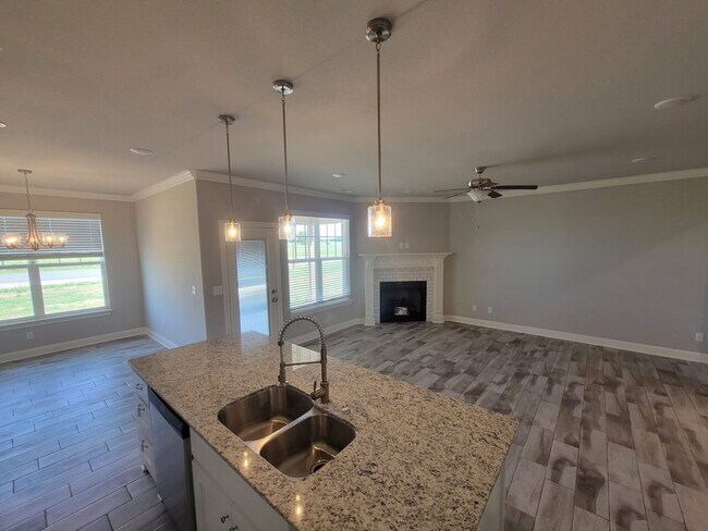 Building Photo - 940 Skyline