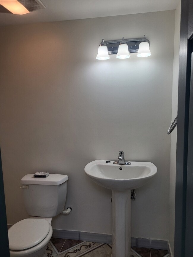 Building Photo - 70 Broadway