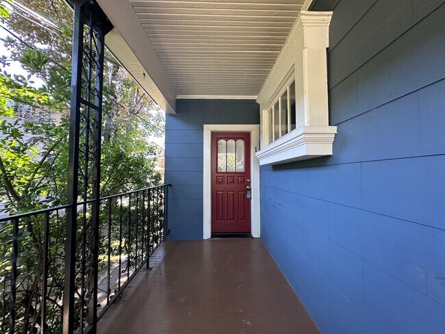 Foto del edificio - Charming Vintage Studio with Garden Access in Great Hawthorne Location!