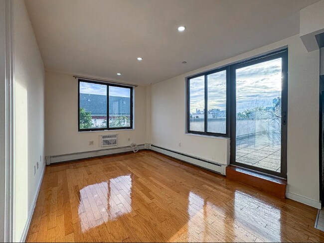 Foto del edificio - 924 Metropolitan Ave