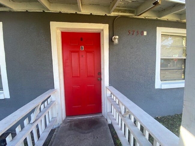 Building Photo - 1 Bedroom 1 Bath Duplex in Orlando for RENT!
