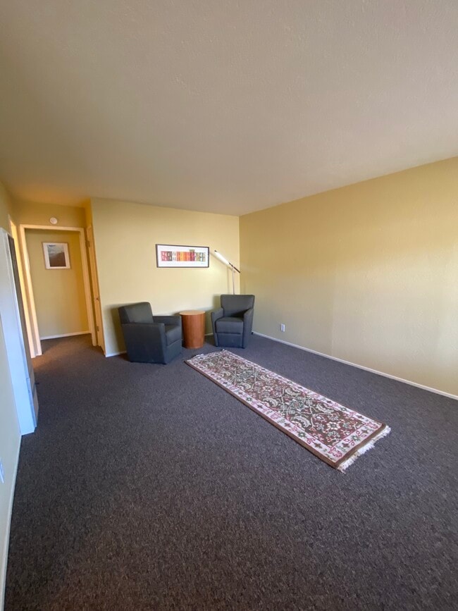 Spacious living room - 3833 Maybelle Ave